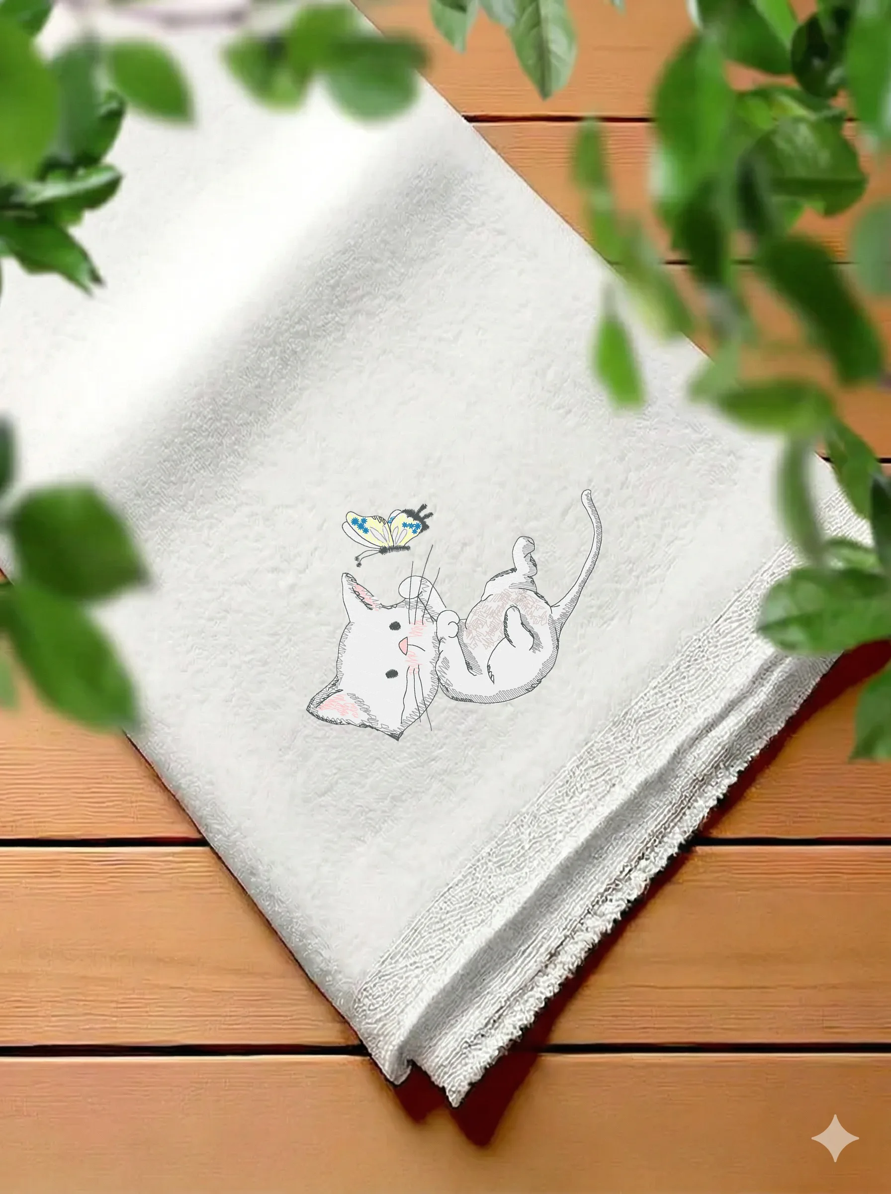 Игривый котенок с бабочкой (миниатюра 7)