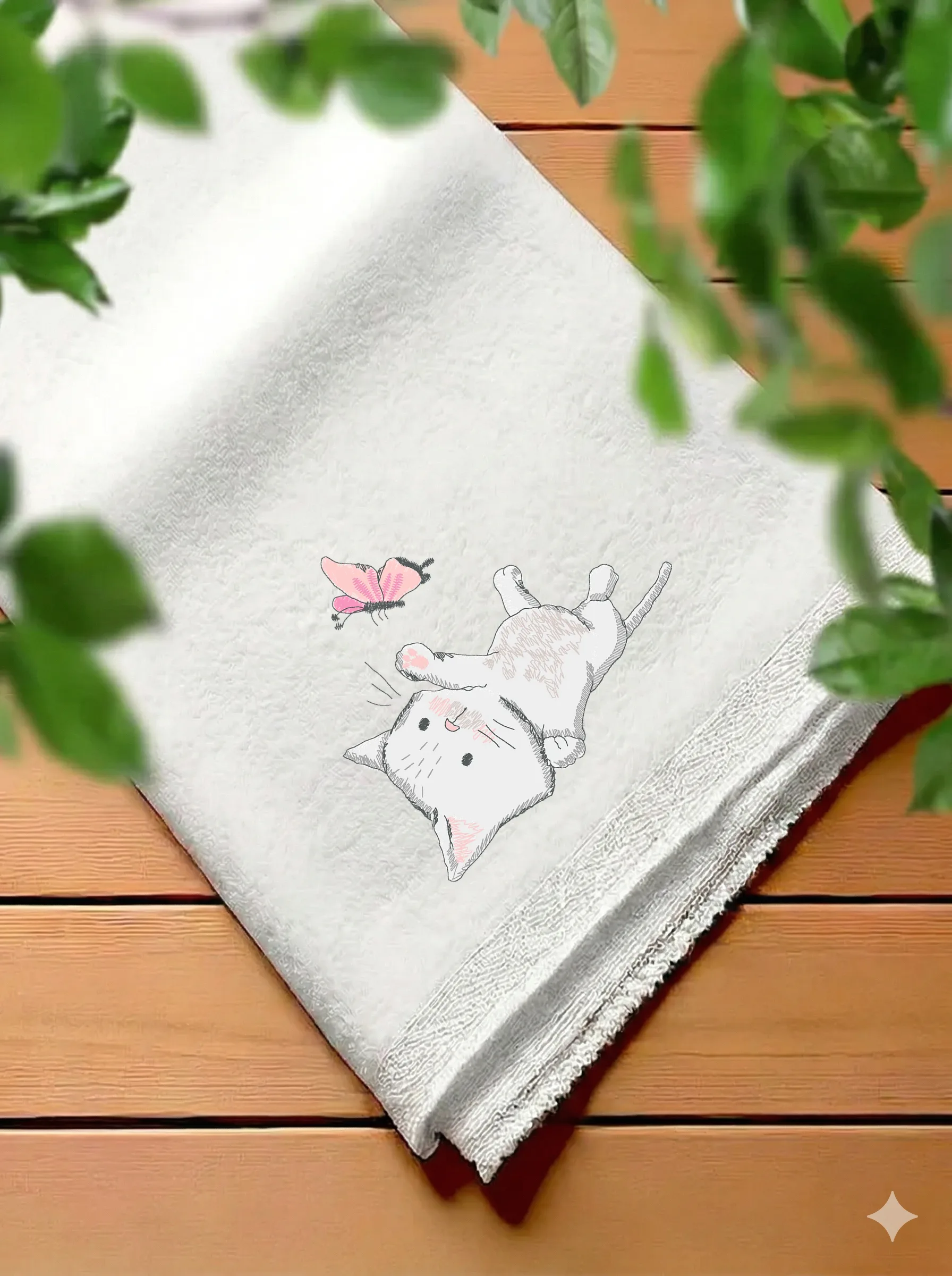 Игривый котенок с бабочкой (миниатюра 7)