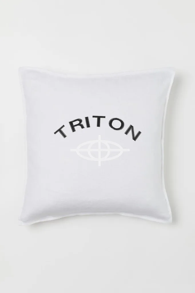 Дизайн машинной вышивки «Геометрическая эмблема Triton» (73.1×126.7 мм) — вид 2