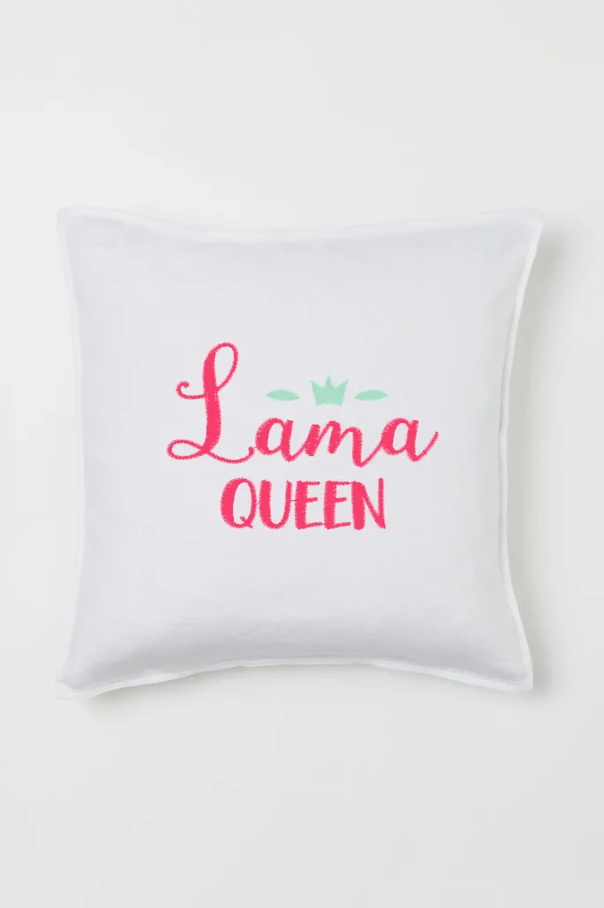 Дизайн машинной вышивки «Надпись Lama Queen» (80.3×55.2 мм) — вид 2