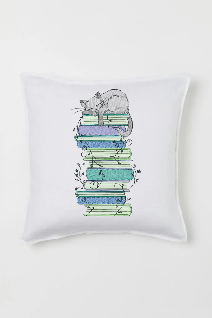 Спящий кот на книгах (миниатюра 2)