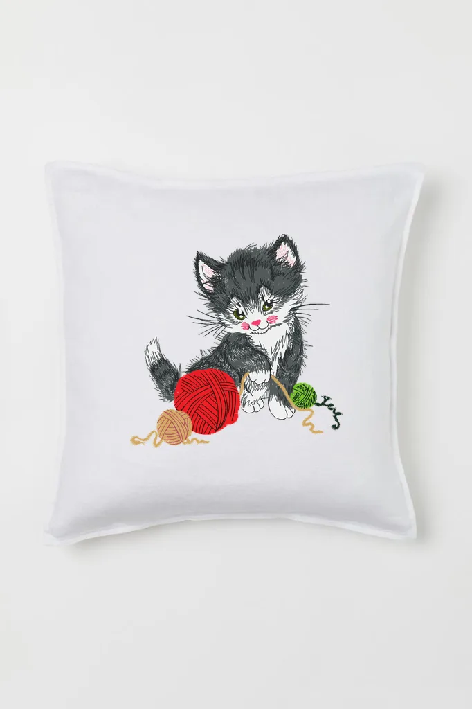 Озорной котенок с клубками (миниатюра 2)