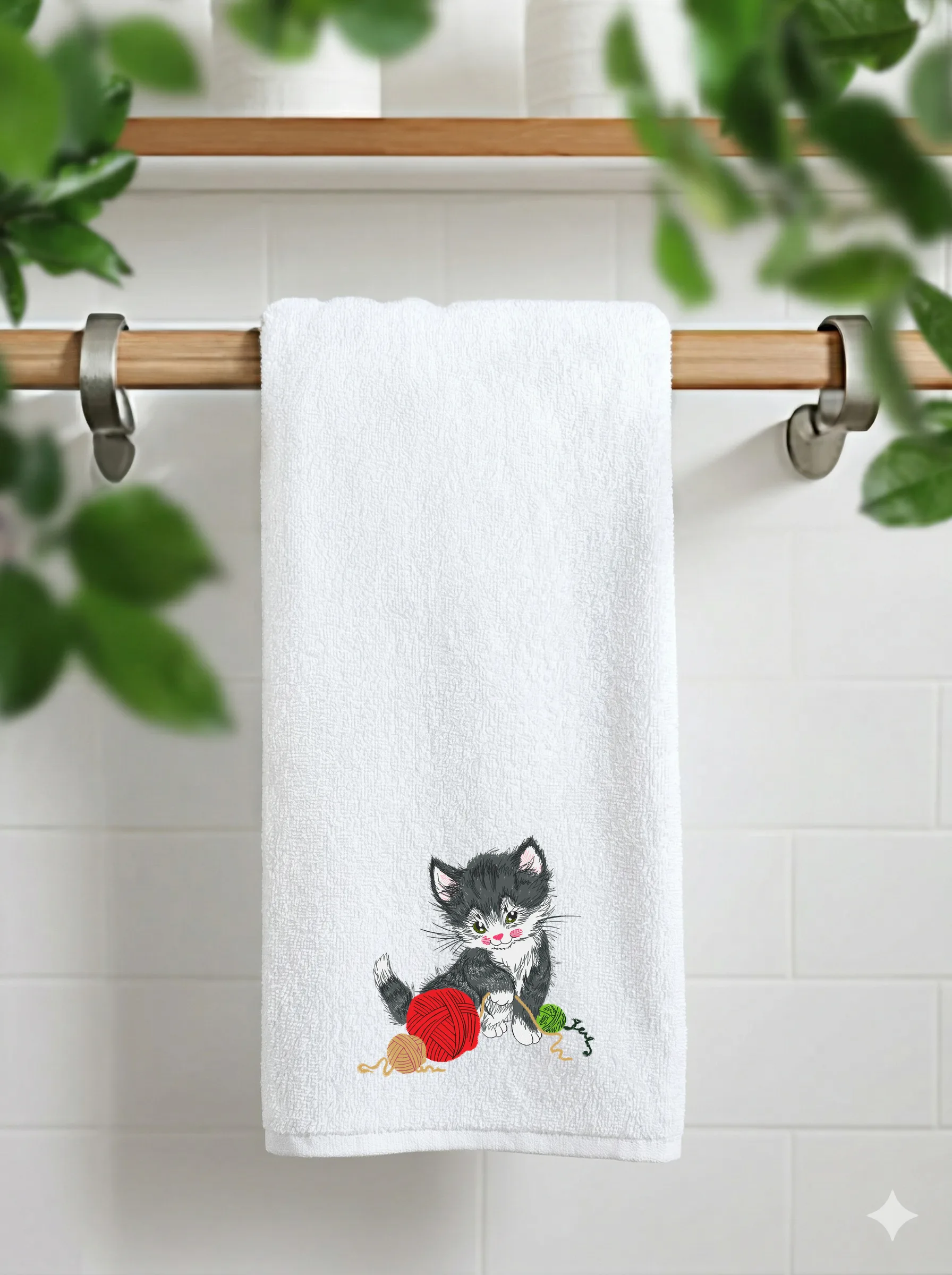Милый котёнок с клубочками (миниатюра 11)