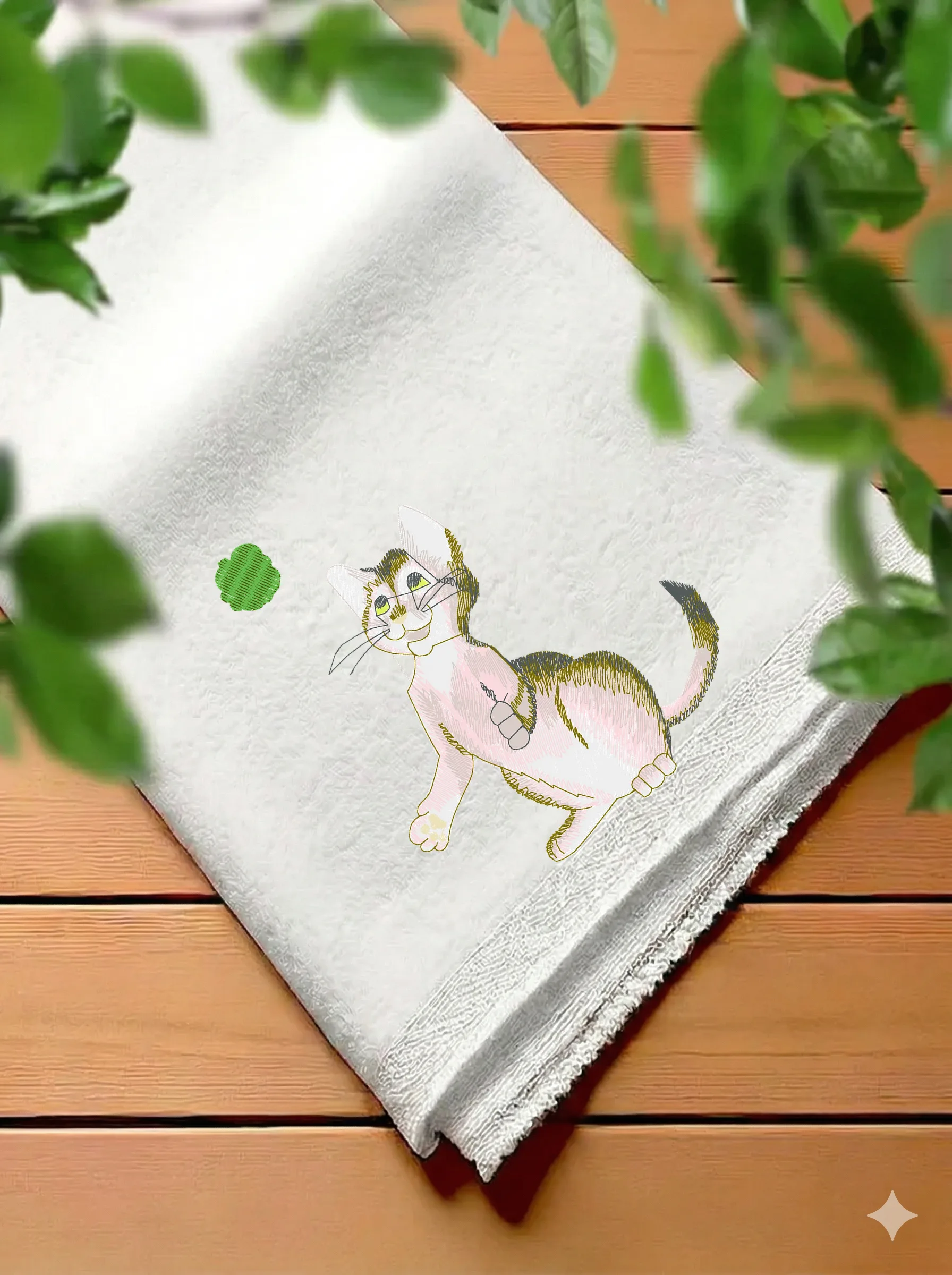 Игривый котёнок с мячиком (миниатюра 7)